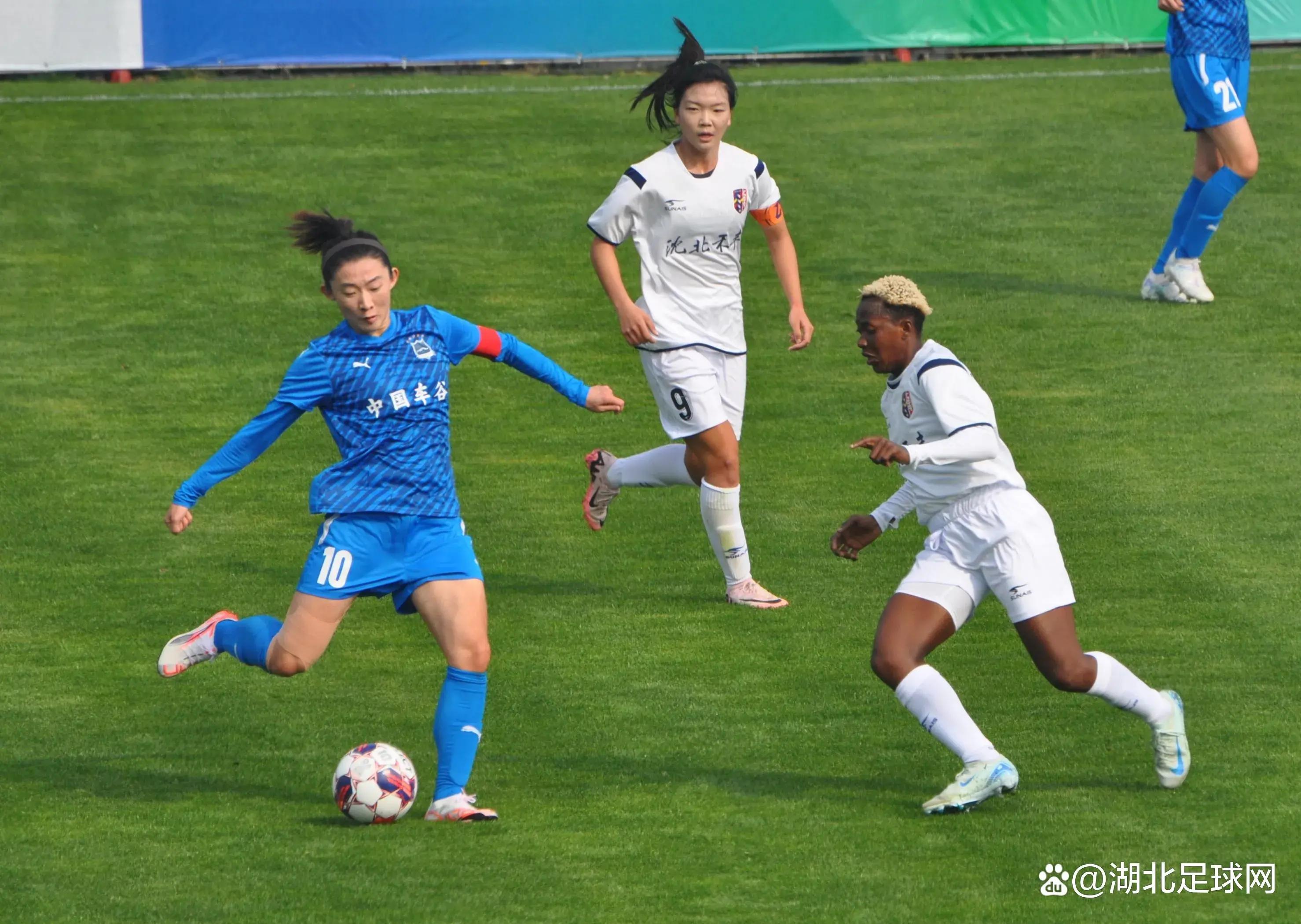 开云网页版-女子足球联赛中涌现新星，实力不容小觑