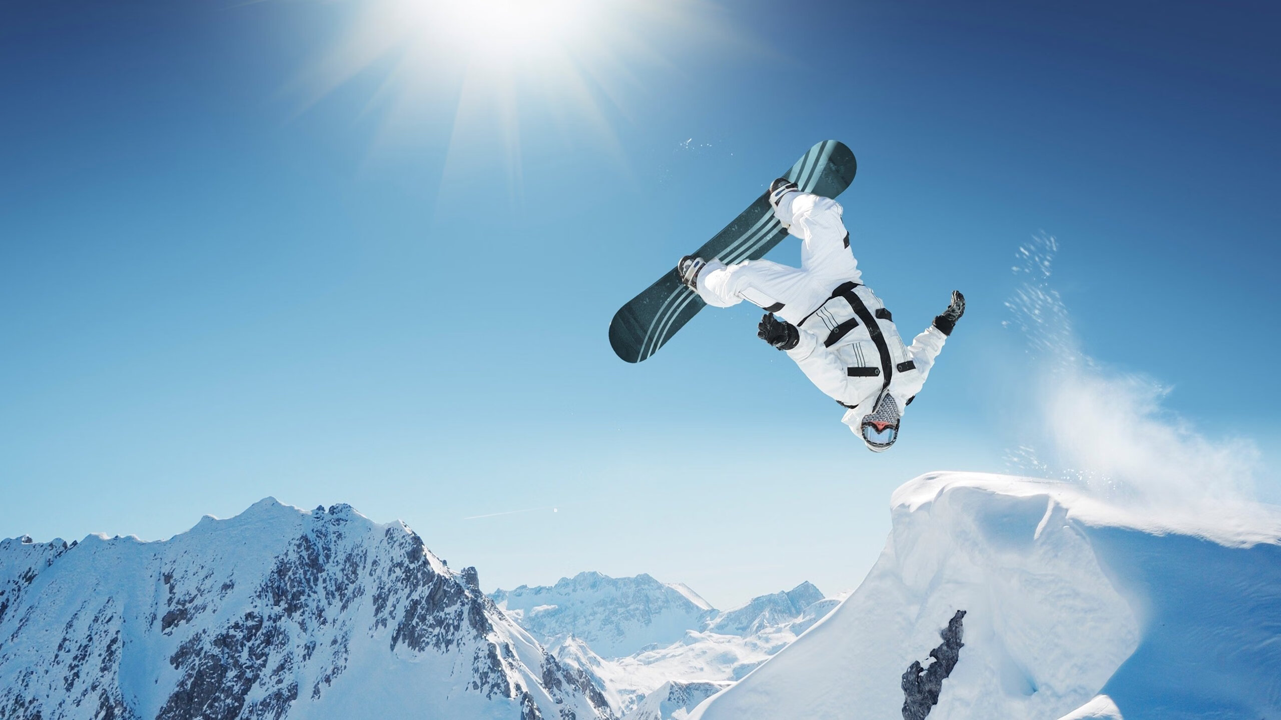 开云体育中国官网-绿茵场上的双重奇迹，拉什福德梦剧场爆发，阿尔及利亚补时绝杀震动马赛